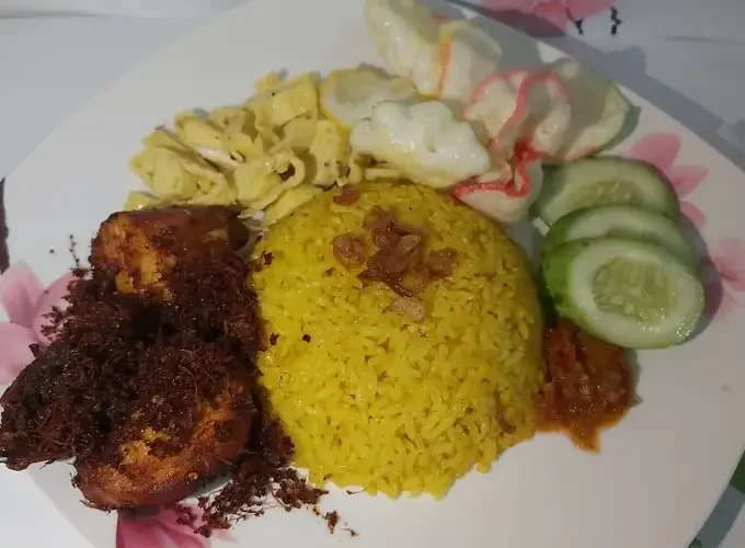 Nasi kuning + ayam goreng lengkuas bumbu racik